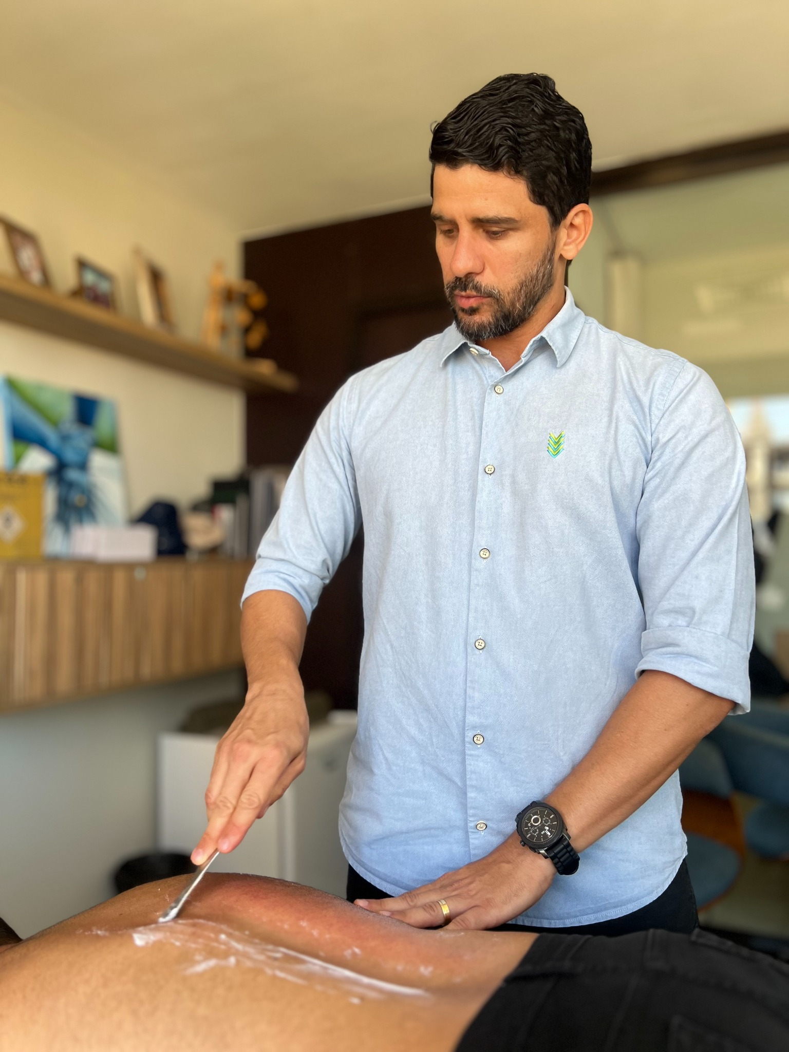 Dr. Lucas Lopes realizando atendimento na Go Quiro